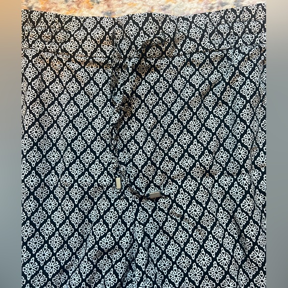 Old Navy Pattern Shorts - Picture 4 of 7